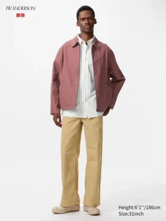Bred, rett fargejeans for menn