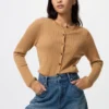 Kort ribbestrikket cardigan i merinoull for damer