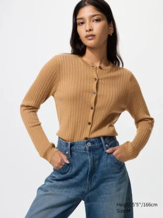 Kort ribbestrikket cardigan i merinoull for damer