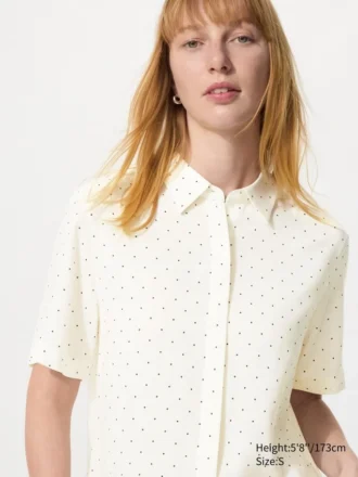 Kortærmet bluse i rayon for damer | Prikk