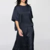 Oversized kort bluse i sateng for damer | Halve ermer