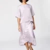 Oversized kort bluse i sateng for damer | Halve ermer