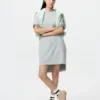 Oversized tofarget T-skjortekjole for kvinner