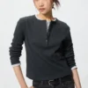 Ribbet Henley-T-skjorte for kvinner